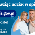 Na górze grafiki jest napis: Jak wziąć udział w spisie? Po lewej stronie grafiki jest napis: spis.gov.pl, poniżej: To proste! Po prawej stronie widać kobietę, mężczyznę i dziecko, którzy entuzjastycznie uśmiechają się i trzymają kciuki w górze. W lewym dolnym rogu grafiki są cztery małe koła ze znakami dodawania, odejmowania, mnożenia i dzielenia, obok nich napis: Liczymy się dla Polski! W prawym dolnym rogu jest logotyp spisu: dwa nachodzące na siebie pionowo koła, GUS, pionowa kreska, NSP 2021.