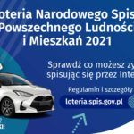 Na górze grafiki jest napis: Loteria Narodowego Spisu Powszechnego Ludności i Mieszkań 2021. Poniżej jest napis: Sprawdź co możesz zyskać spisując się przez Internet! Regulamin i szczegóły loteria.spis.gov.pl Po lewej stronie grafiki widać samochód i karty przedpłacone. Na dole grafiki są cztery małe koła ze znakami dodawania, odejmowania, mnożenia i dzielenia, obok nich napis: Liczymy się dla Polski! W prawym dolnym rogu jest logotyp spisu: dwa nachodzące na siebie pionowo koła, GUS, pionowa kreska, NSP 2021.