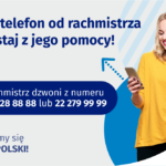 Na grafice jest napis: Odbierz telefon od rachmistrza i skorzystaj z jego pomocy! Rachmistrz dzwoni z numeru 22 828 88 88 lub 22 279 99 99. Po prawej stronie widać uśmiechniętą kobietę trzymającą w dłoni telefon. Na dole grafiki są cztery małe koła ze znakami dodawania, odejmowania, mnożenia i dzielenia, obok nich napis: Liczymy się dla Polski! W prawym dolnym rogu jest logotyp spisu: dwa nachodzące na siebie pionowo koła, GUS, pionowa kreska, Narodowy Spis Powszechny Ludności i Mieszkań 2021.