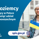 Na grafice jest napis: Cudzoziemcy mieszkający w Polsce powinni wziąć udział w spisie powszechnym. Po prawej stronie widać mężczyznę trzymającego małą flagę Ukrainy. Na dole grafiki są cztery małe koła ze znakami dodawania, odejmowania, mnożenia i dzielenia, obok nich napis: Liczymy się dla Polski! Pośrodku jest adres strony internetowej: spis.gov.pl. W prawym dolnym rogu jest logotyp spisu: dwa nachodzące na siebie pionowo koła, GUS, pionowa kreska, Narodowy Spis Powszechny Ludności i Mieszkań 2021.