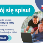 Na grafice jest napis: Nie bój się spisu! Spis powszechny to szansa, nie inwigilacja. Liczy się każdy wypełniony formularz. Zebrane dane będą podstawą do wielu decyzji na kolejne 10 lat. W prawym górnym rogu umieszczone są cztery małe koła ze znakami dodawania, odejmowania, mnożenia i dzielenia, obok nich napis: Liczymy się dla Polski! Poniżej widać wielopokoleniową, uśmiechniętą rodzinę zgormadzoną wokół komputera. Na dole grafiki jest adres strony internetowej: spis.gov.pl. i logotyp spisu: dwa nachodzące na siebie pionowo koła, GUS, pionowa kreska, Narodowy Spis Powszechny Ludności i Mieszkań 2021.